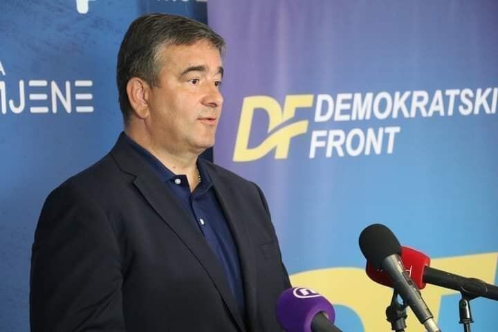 MEDOJEVIĆ: Premijer i njegove neznalice u kabinetu su dopustili da šef delegacije države bude niko drugi nego pučista i šef mafije Đukanović