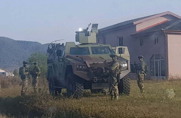 SRBI I DALJE NA BARIKADAMA Vojska Srbije sa četiri oklopna vozila na Jarinju