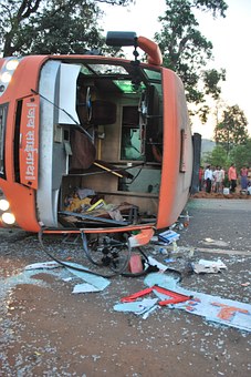 Putnički autobus pao niz klisuru u Boliviji, 21 osoba poginula