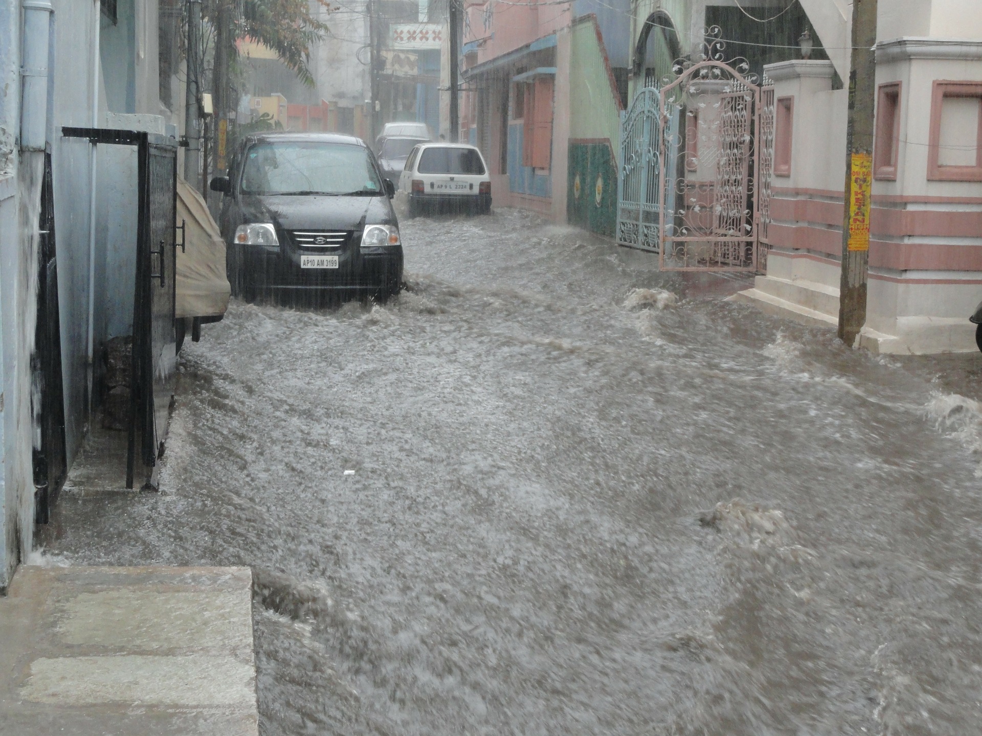 HAOS U ŠPANIJI Olujna kiša izazvala poplave, bujice nosile auta, hiljade ljudi bez struje (VIDEO)