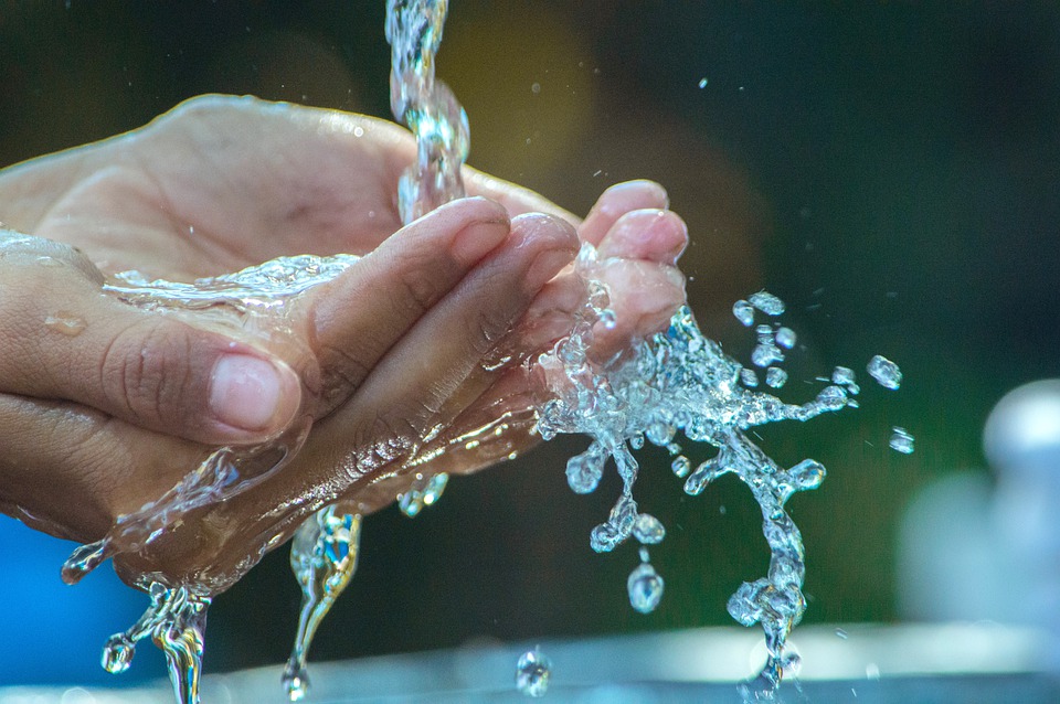 TOPLA ILI HLADNA: Koja je idealna temperatura vode tokom prvog jutarnjeg umivanja?