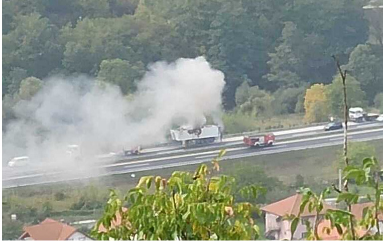 Na autoputu kod Sarajeva došlo do samozapaljenja automobila na kamionu