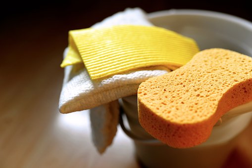 ODSTRANITE TVRDOKORNE MASNE MRLJE: Dubinski očistite kuhinjske krpe i rukavice