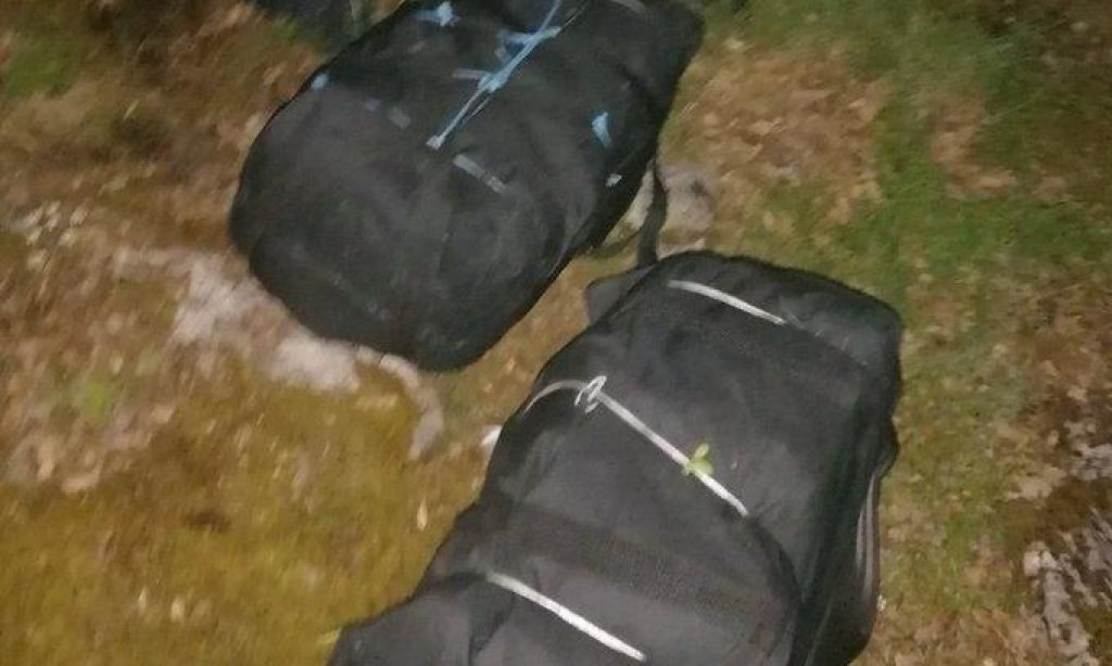 OSUJEĆEN POKUŠAJ KRIJUMČARENJA NARKOTIKA Pali zbog 40 kg skanka, na leđima nosili po putnu torbu droge