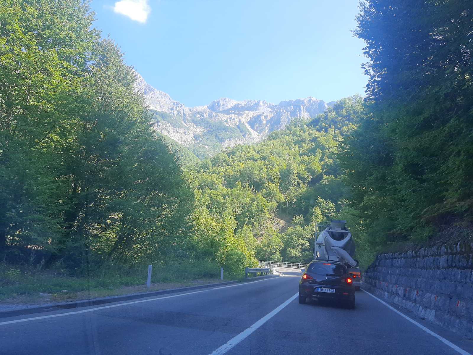 STANJE NA PUTEVIMA: U Crnoj Gori jutros se saobraća po suvom kolovozu, a vidljivost je dobra