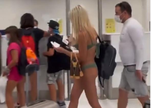 SVI SU SE OKRETALI ZA NJOM: Zgodna plavuša prošetala aerodromom u bikiniju, nastao haos (VIDEO)