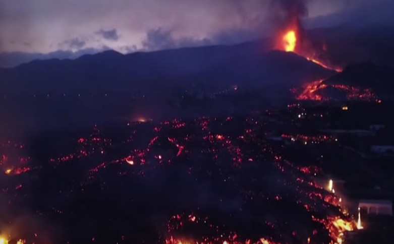 NESVAKIDAŠNJA SCENA NA KANARSKIM OSTRVIMA Vulkanska lava progutala sve pred sobom, osim jedne kuće (VIDEO)