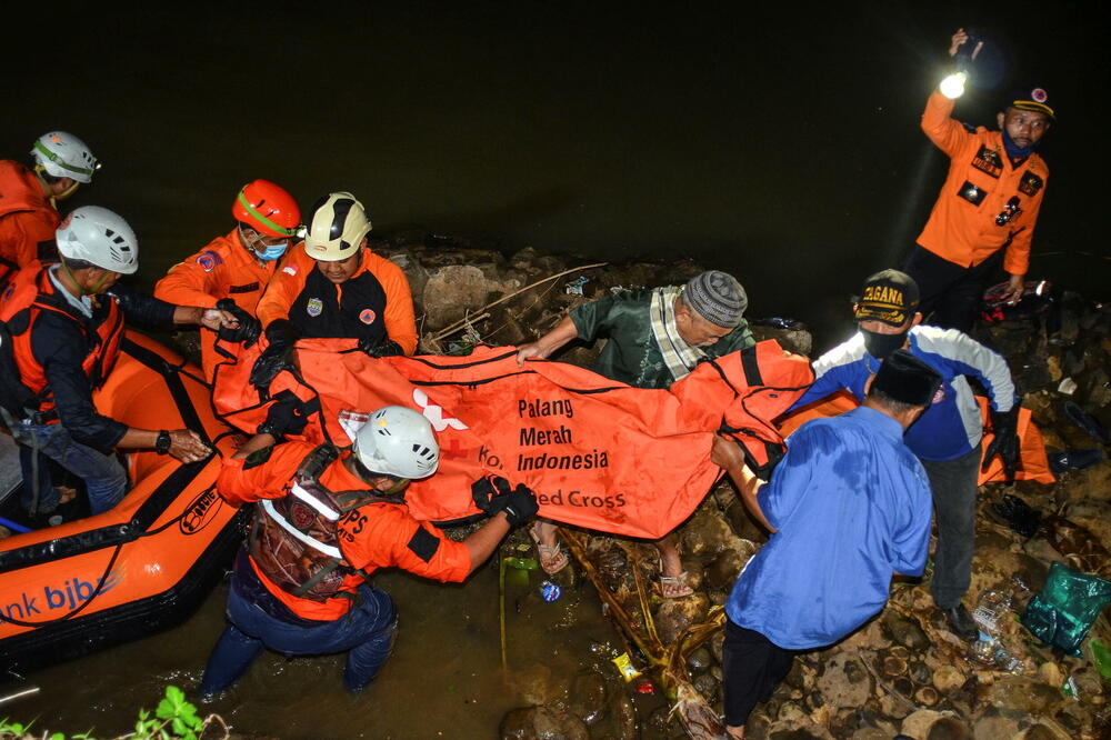 NEVJERICA I TUGA U INDONEZIJI Utopilo se 11 učenika