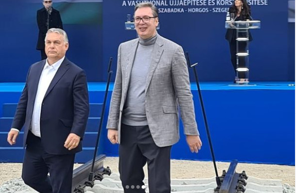 LEGENDARNI SNIMAK! Predsjednik Srbije, Aleksandar Vučić, zapjevao „Tamo daleko“ (VIDEO)