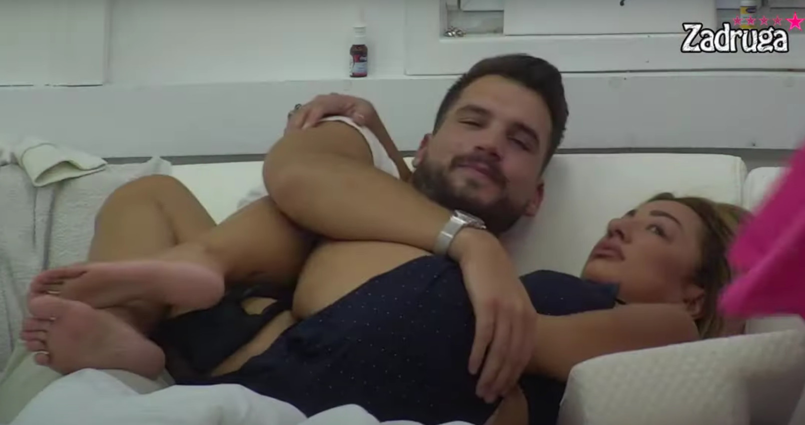 SVE PRŠTI OD STRASTI Osmankčić i Sandra se opustili pred kamerama, a sve to se događa ispred STANIJE! (VIDEO)