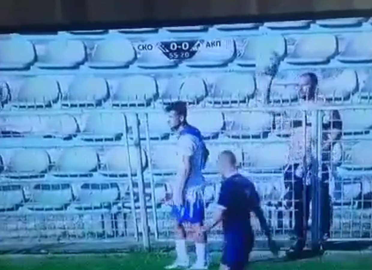 HIT NA INTERNETU! Na balkanski način: Fudbaler htio da uzme loptu, navijač ga udario u glavu! (VIDEO)