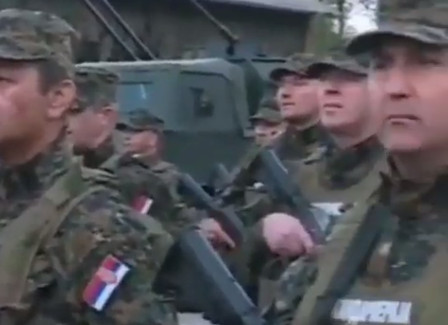 DA SE NAJEŽIŠ! Žandarmerija u Kraljevu dočekala predsjednika Srbije pjesmom „Idemo na Kosovo ravno” (VIDEO)
