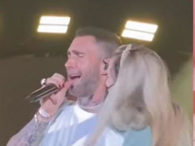 SRAM GA BILO! Obožavateljka prišla pjevaču da ga zagrli – o njegovom potezu bruji SVIJET! (VIDEO)