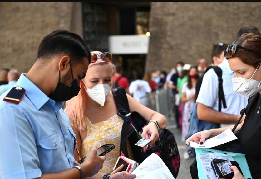 HAOS U ITALIJI! Skup protiv kovid propusnica okupio ogroman broj građana