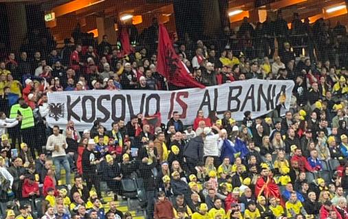 „KOSOVO JE ALBANIJA“ NA TRIBINAMA! Skandal u Švedskoj, UEFA mora da reaguje na ovu sramnu političku poruku! (FOTO)