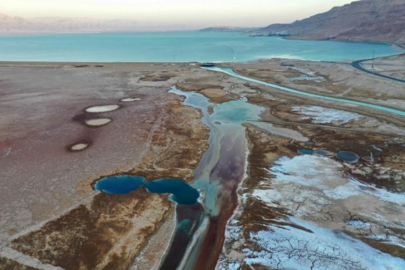 OSVETA PRIRODE: Mrtvo more se povlači, izbijaju čudni krateri (VIDEO)