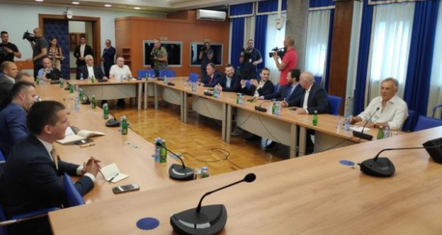 Sastanak parlamentarne većine kod Bečića