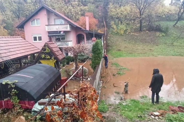 KLIZIŠTE U TUZLI! Ugrožena jedna kuća i oštećen lokalni put