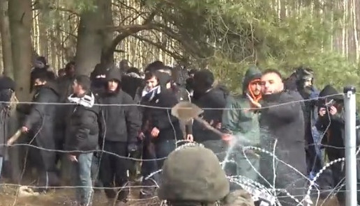 UMIRU OD HIPOTERMIJE! Stotine migranata zarobljeno između Poljske i Bjelorusije (VIDEO)