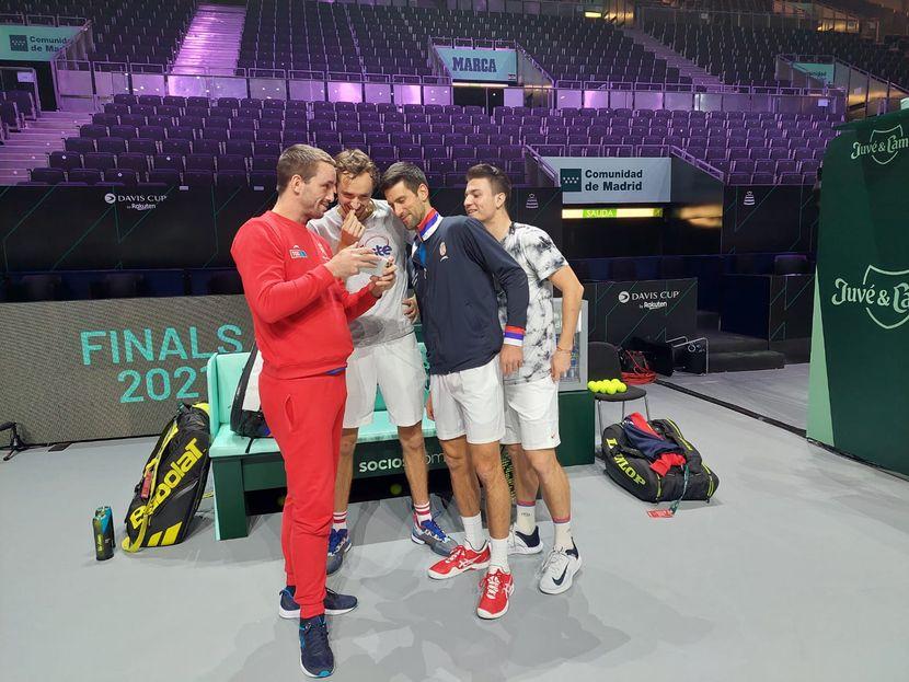 Šta je to Troicki pokazivao Novaku i Medvedevu kad su se ovako smijali?