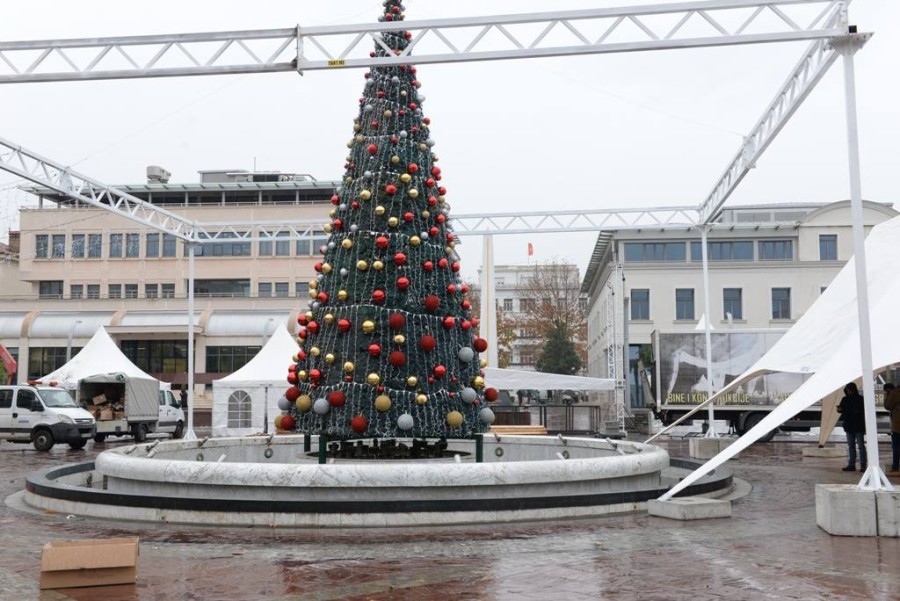 POSLEDNJI POKUŠAJ DPS-a: Podgorica počela sa kićenjem grada skoro dva mjeseca prije Nove godine
