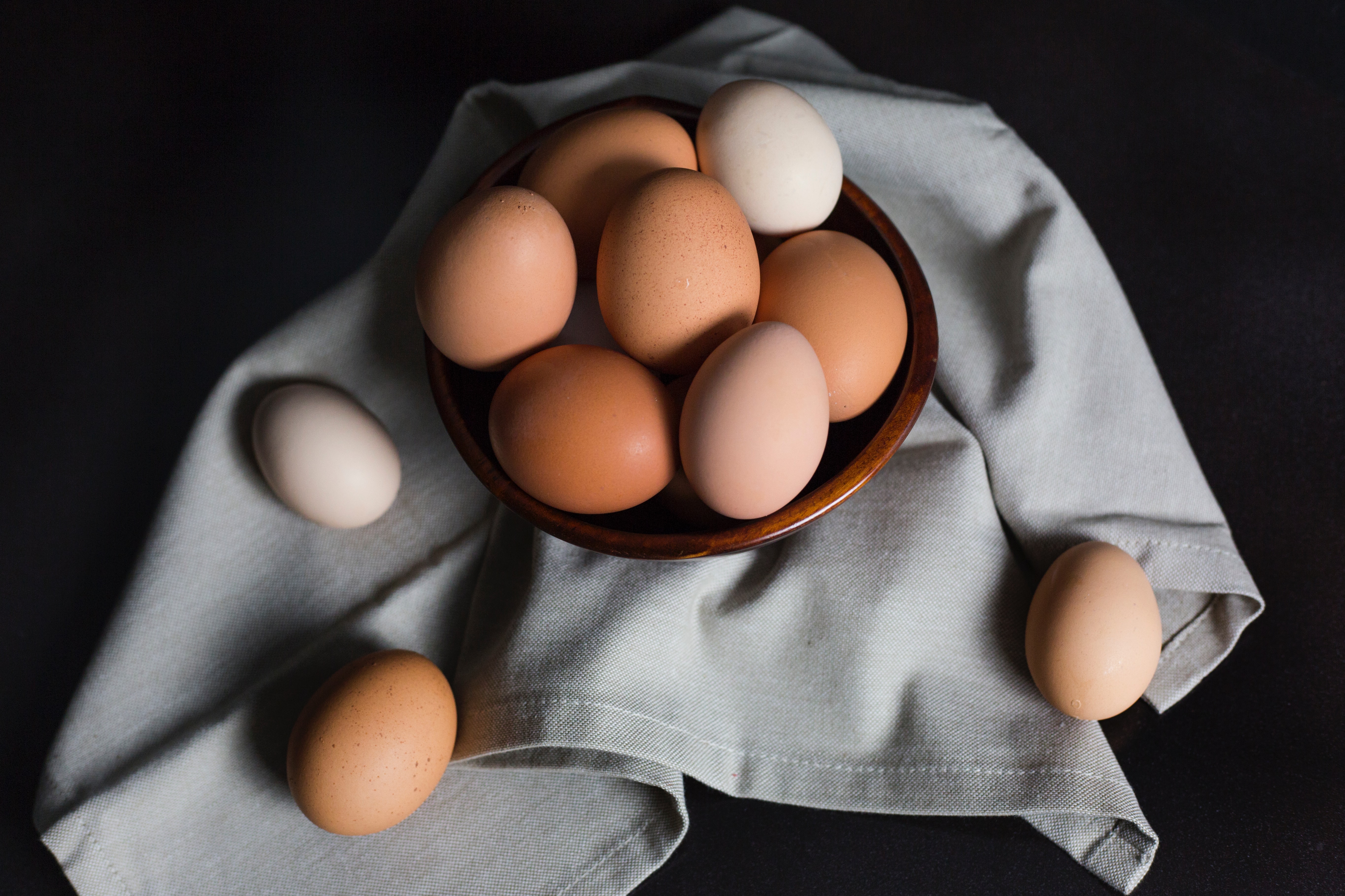 Trik kojim ćemo brže da skuvamo i oljuštimo jaja: Poteban vam je predmet koji svi imamo u kući
