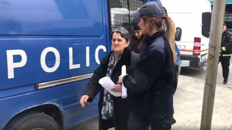 SRAMNO! Majki Milana Kneževića se nastavlja suđenje, pretrpjela FIZIČKU TORTURU od strane pripadnika Uprave policije!