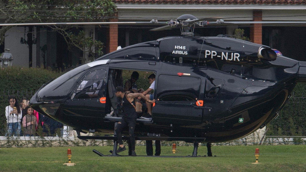 NE ŠTEDI NA LUKSUZU Nejmar Mercedesovim helikopterom stigao na trening reprezentacije
