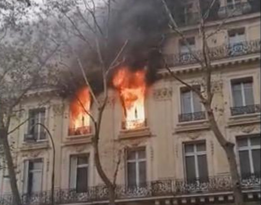 VELIKI POŽAR U PARIZU Gori zgrada u centru, vatrenu stihiju gasi 46 vatrogasnih ekipa