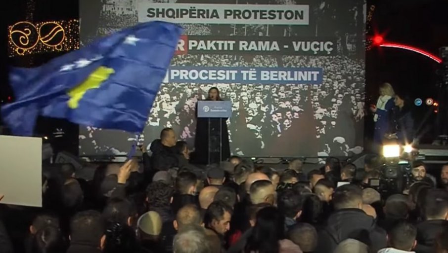 SRAMNE SCENE U TIRANI! Albanski ekstremisti počeli da pale i gaze srpske zastave (VIDEO)