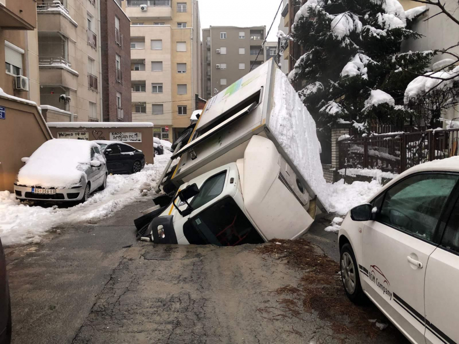 HAOS U BEOGRADU Otvorio se asfalt, kamion upao u rupu! (FOTO)
