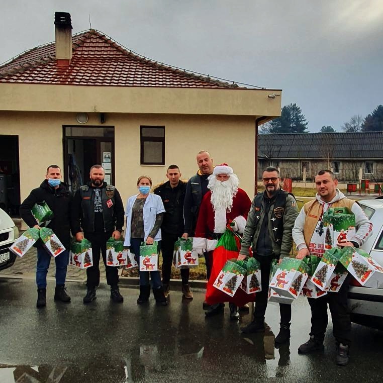 TRADICIONALNA HUMANITARNA AKCIJA Beranski “Sokolovi“ dodijelili novogodišnje paketiće mlađim sugrađanima