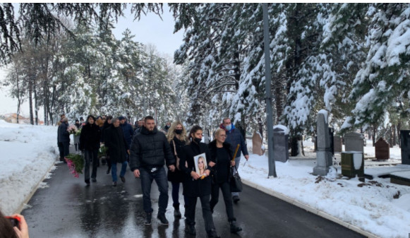 SLOMLJENA I SKRHANA BOLOM Majka Kristine Kike Đukić na sahranu je došla u pratnji ćerki