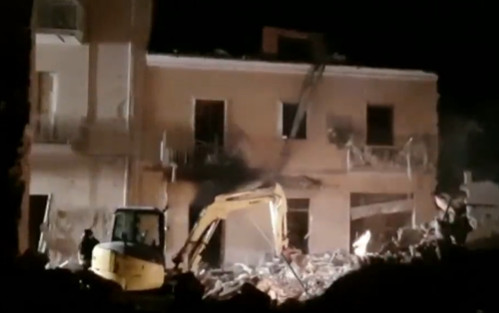 SLIKE UŽASA SA SICILIJE Spasioci traže djecu ispod ruševina, zgrada se srušila usled eksplozije gasnih instalacija (FOTO/VIDEO)