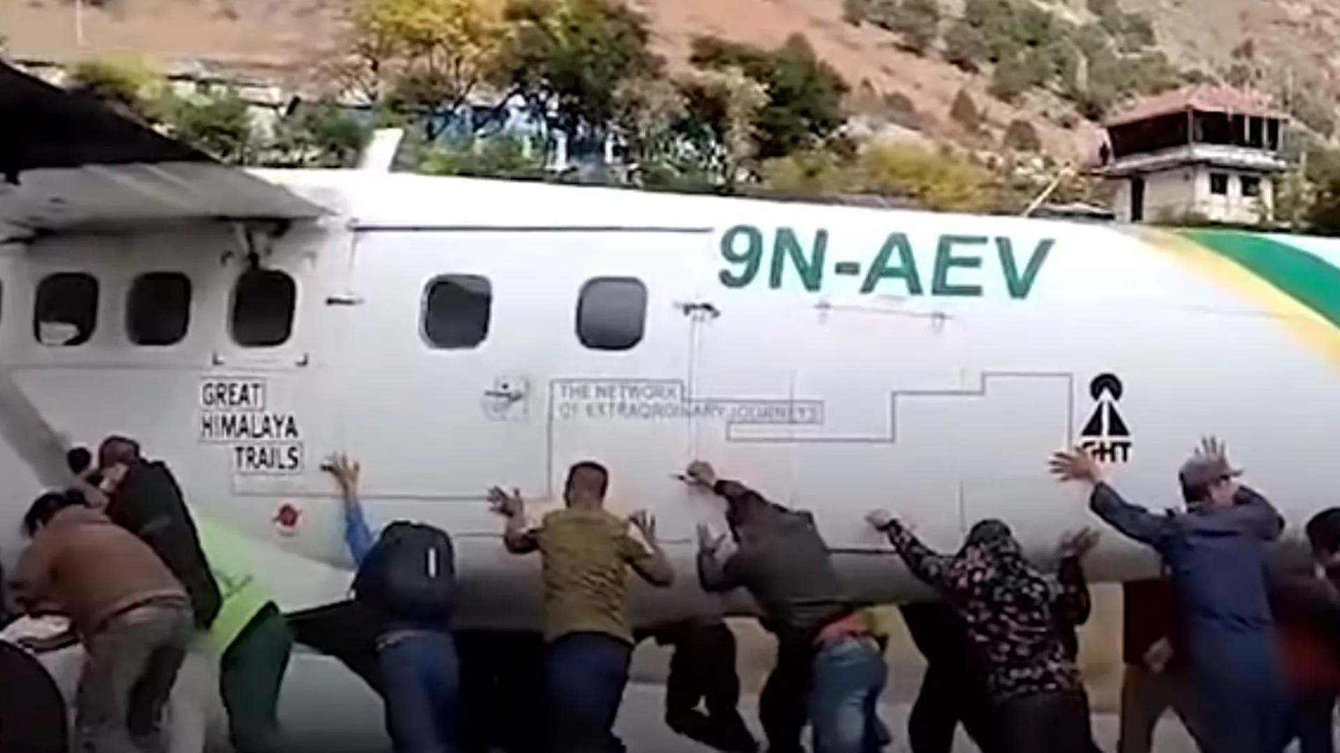 NADREALNA SCENA: Putnici gurali avion po pisti (VIDEO)