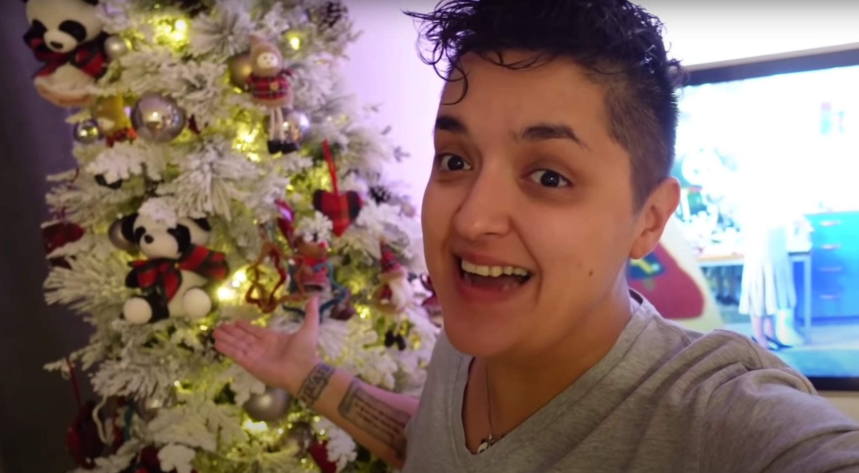 MARIJA RIJEŠILA DA OBRADUJE FANOVE: Poklanja svoju novogodišnju jelku, a ima samo jedan uslov! (VIDEO)