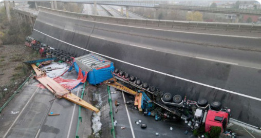 URUŠIO SE MOST NA AUTOPUTU: Katastrofa u Kini, poginulo najmanje četvero ljudi (FOTO)