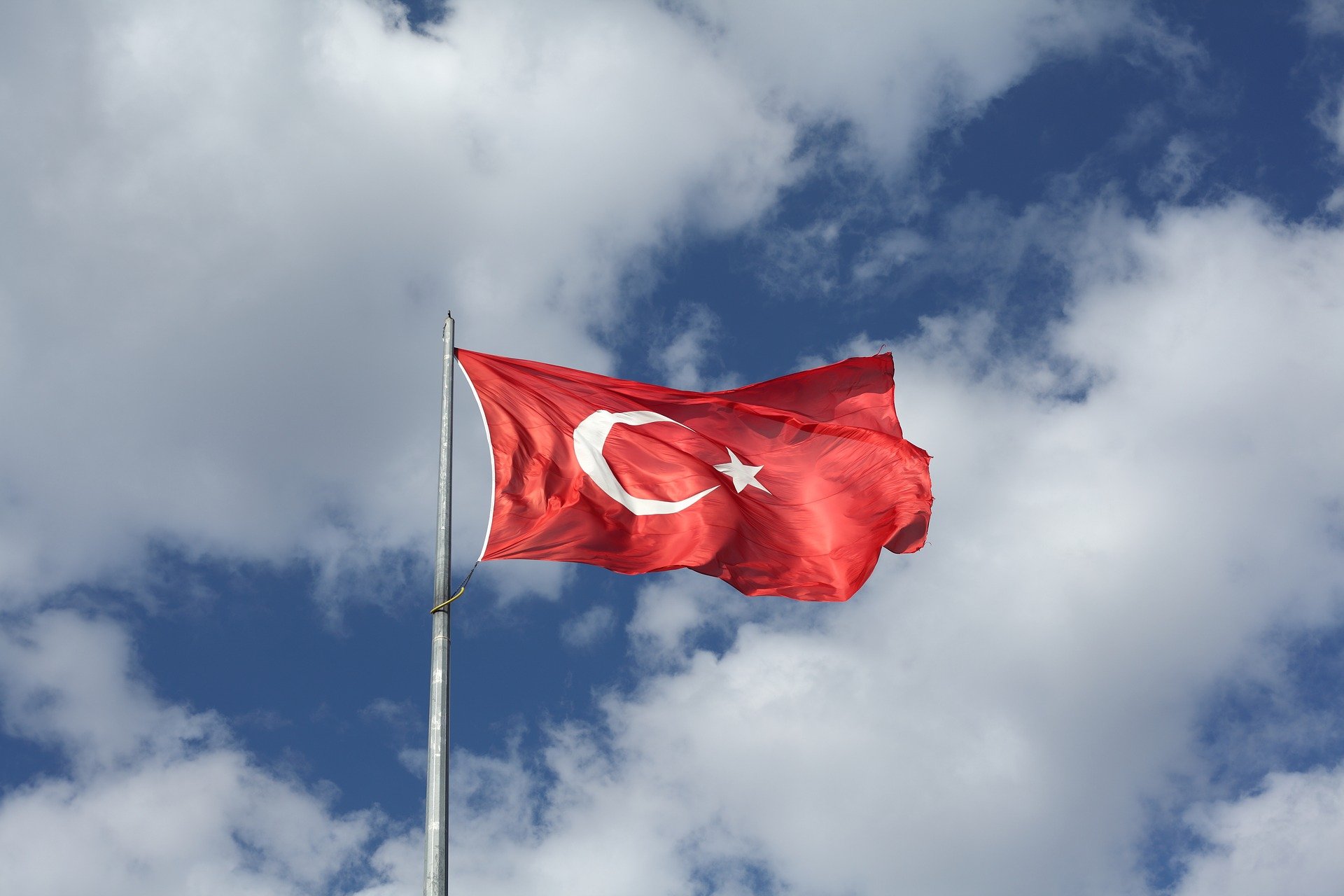PUKLA BRUKA U TURSKOM PARLAMENTU Masovna tuča vlasti i opozicije u Skupštini! (VIDEO)
