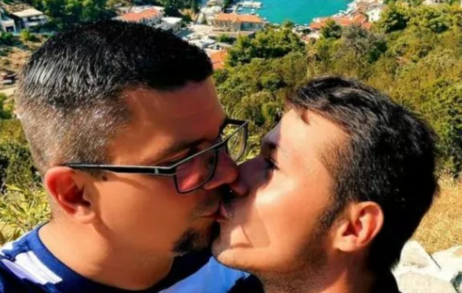 LIPI NJIHOVI: Objavljena prva slika hrvatskih gej političara koji se ljube (FOTO)