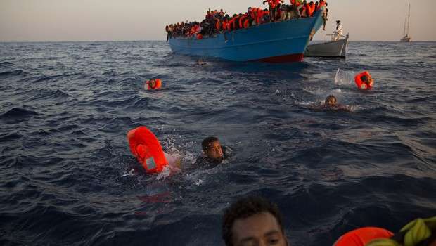 U TOKU SPASILAČKA AKCIJA Jedrilica sa 100 migranata potonula u Grčkoj