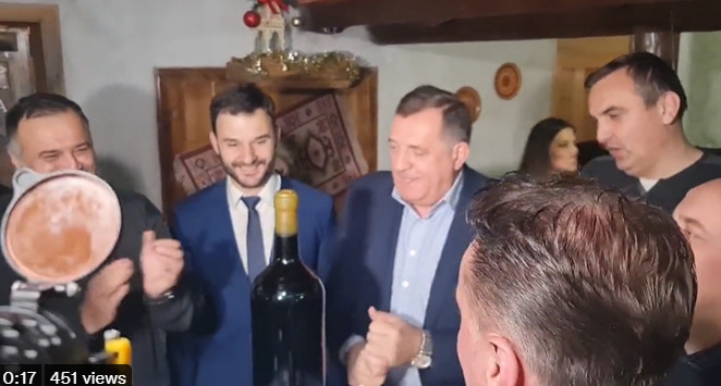 OPET SE ORI „NE MOŽE NAM NIKO NIŠTA“! Dodik stigao u Prijedor, časti rakijom (VIDEO)