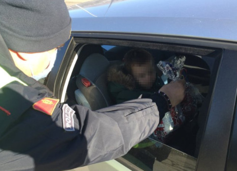 POLICAJCI U ULOZI DEDA MRAZA Dijelili paketiće najmlađima