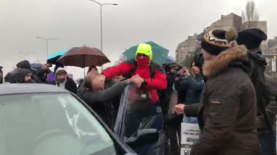 HAOS U BEOGRADU! Huligani sa protesta pretukli čovjeka i razlupali mu automobil! (VIDEO)