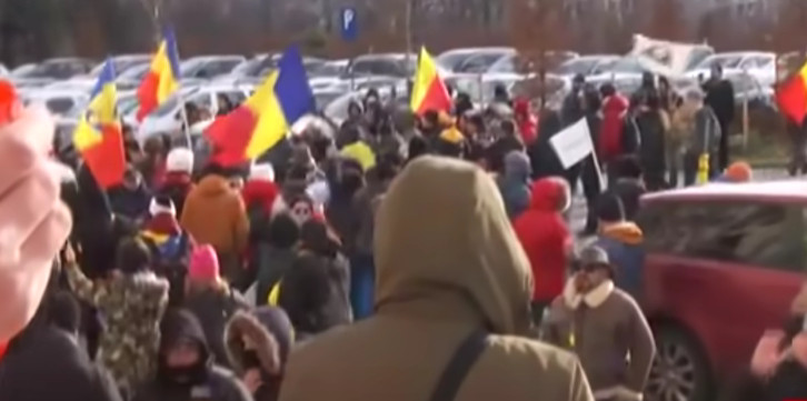 NEVIĐENI HAOS U RUMUNIJI Demonstranti pokušali da upadnu u parlament u Bukureštu (VIDEO)