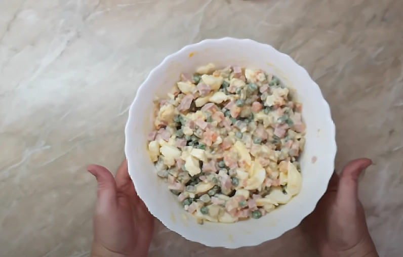 PROBAJTE JE PRVI PUT, NEĆETE ZAŽALITI: Ruska salata na malo drugačiji način!