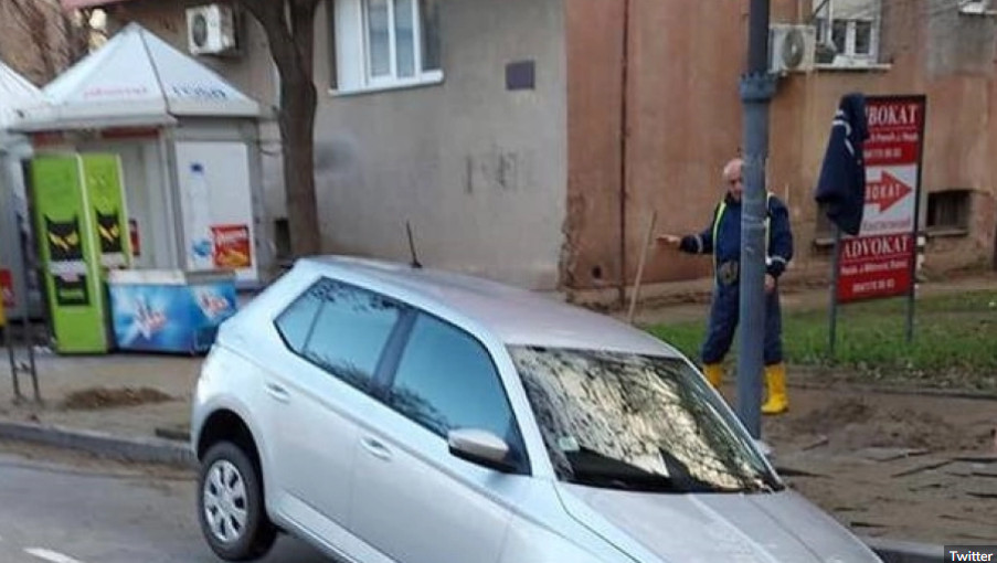 NESVAKIDAŠNJA SITUACIJA U SMEDEREVU Otvorio se asfalt, automobil propao u rupu! (FOTO)