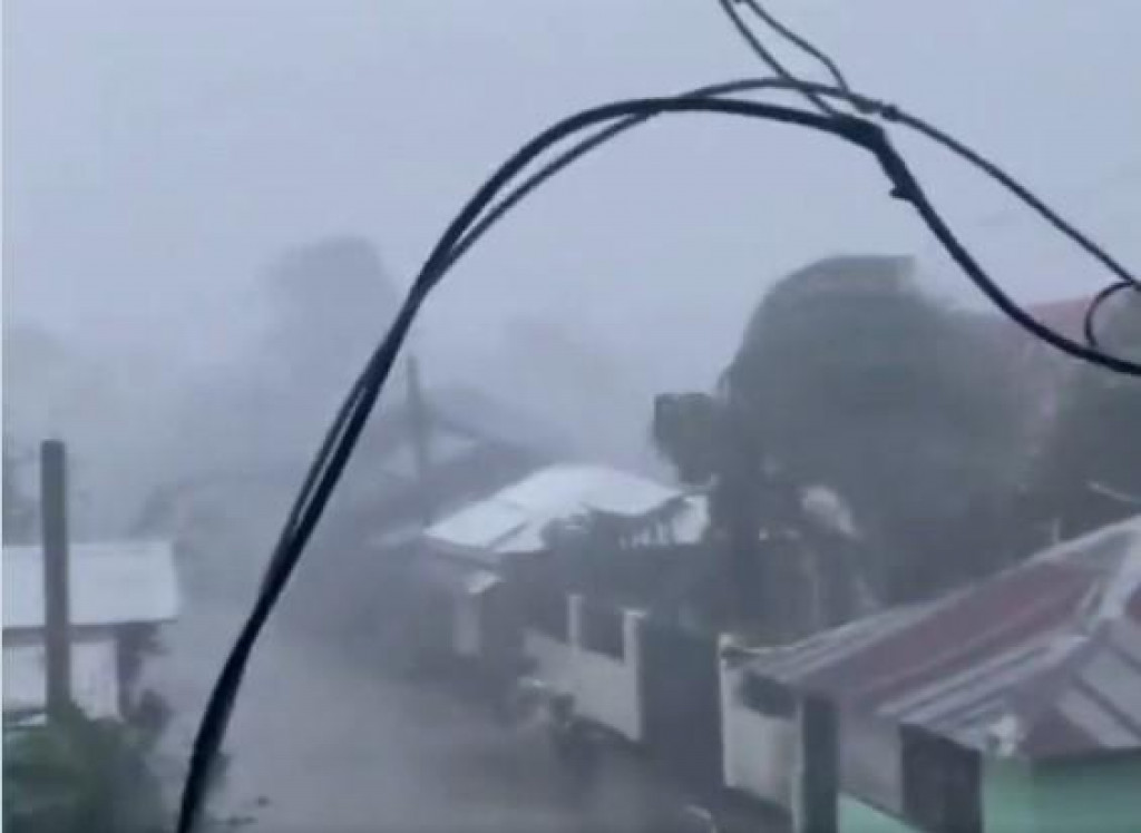 FILIPINI UNIŠTENI U OLUJI Najmanje 100 osoba poginulo u naletu tajfuna (VIDEO)