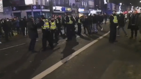 POLICIJA REAGOVALA Žestoka tuča navijača Totenhema i Vest Hema (VIDEO)