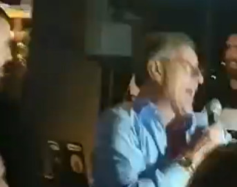 ZDRAVKO MAMIĆ U ELEMENTU Napravio haos u Mostaru: Pjevao u klubu, skidao se i penjao na šank! (VIDEO)
