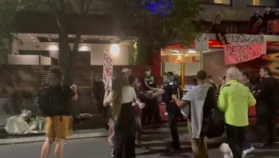 SKANDAL ZA SKANDALOM: Sukob sa policijom ispred Novakovog hotela (VIDEO)